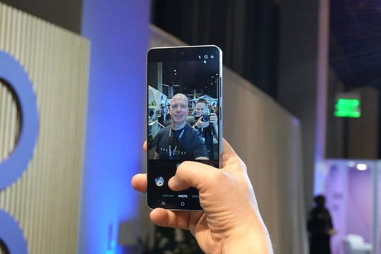 Giải mã camera selfie trên Galaxy S27: Cảm biến vuông 16MP và bước tiến sau nhiều năm