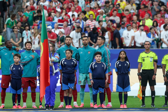 Ánh mắt hướng về quốc kỳ: Ý nghĩa tư thế hát quốc ca của Cristiano Ronaldo tại World Cup 2026