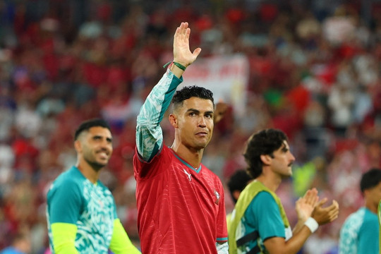 Ibrahimovic chỉ trích VAR: Trọng tài đang dọn đường để Ronaldo vô địch World Cup