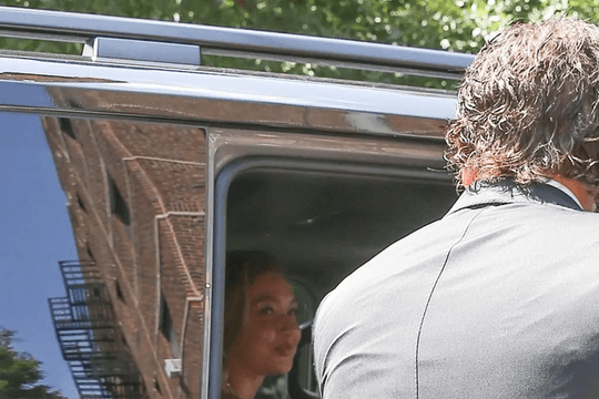 Gigi Hadid diện váy đính cườm 381 triệu đồng dự lễ cưới Taylor Swift tại New York