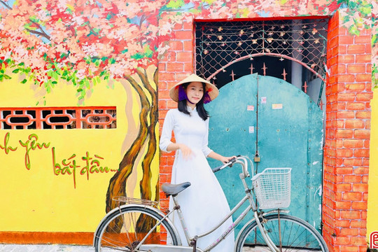 Giới trẻ thích thú check-in tại "làng bích họa" Cửa Nhượng