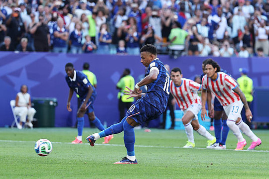 Pháp vào vòng 16 đội World Cup 2026: Mbappe tỏa sáng trên chấm 11m hạ Paraguay