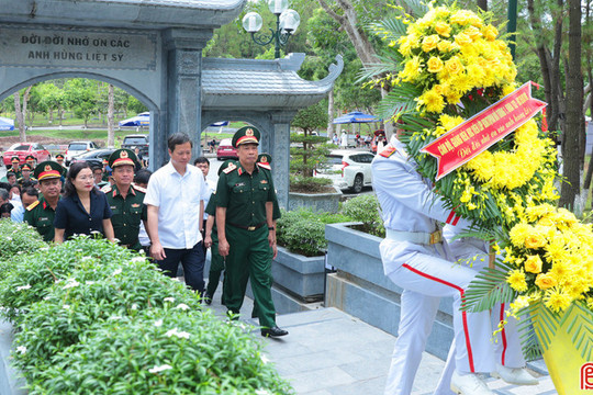 Giám đốc Học viện Quốc phòng dâng hương tại Khu di tích Ngã ba Đồng Lộc