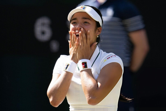 Alexandra Eala hạ gục Iga Swiatek: Cú sốc lớn nhất tại Wimbledon 2026