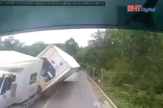 Nguyên nhân vụ đổ thùng xe container ở khúc cua gây va vào ô tô khác
