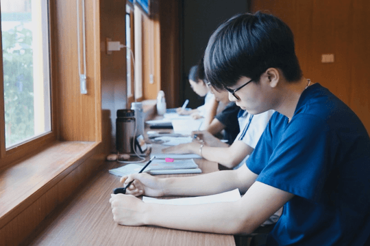 Khi cha mẹ chọn nghề thay con: Đồng hành hay áp đặt?
