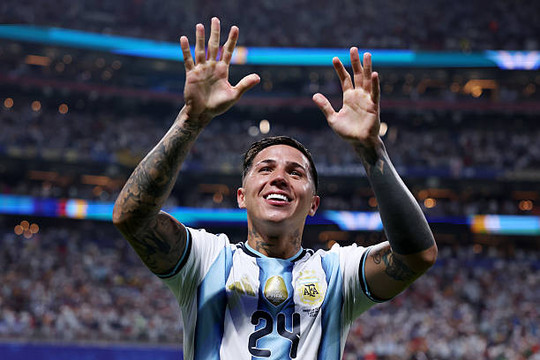 Enzo Fernandez và nghịch lý chiếc lồng vàng: Hào quang Argentina đối diện thực tại tàn khốc