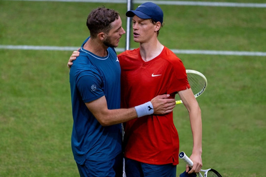Jannik Sinner bản lĩnh hạ Jan-Lennard Struff, tiến vào bán kết Wimbledon 2026