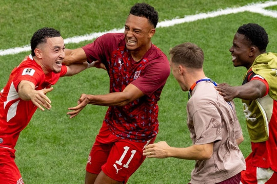 Thụy Sĩ hạ Colombia trên chấm luân lưu: Gregor Kobel rực sáng và dấu chấm hết cho lời nguyền 72 năm