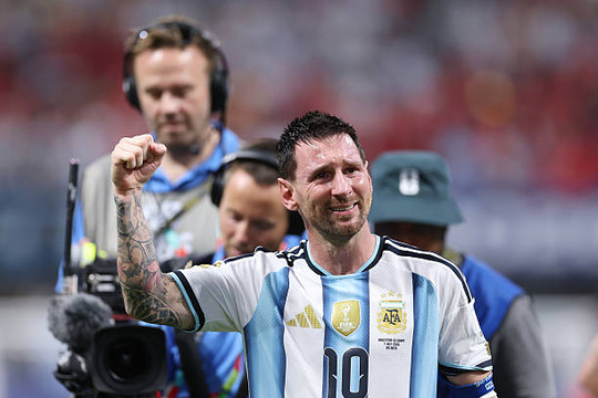 Messi rực sáng đưa Argentina vào tứ kết World Cup: Những giọt nước mắt và kỷ lục lịch sử