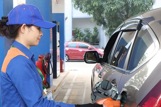 Giá xăng E10 giảm về 20.000 đồng một lít