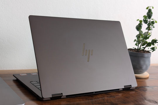 HP OmniBook X Flip 14: Vì sao phiên bản AMD Zen 5 vượt trội hơn Intel Panther Lake?