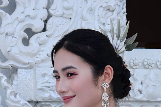 Hoa hậu Ý Nhi gây ấn tượng mạnh với tạo hình thiếu nữ Thái Lan trong chuyến công tác