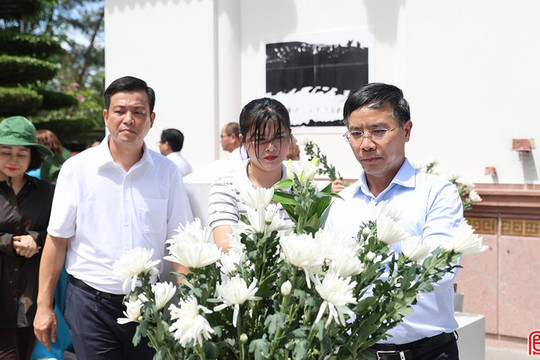 Thống đốc Ngân hàng Nhà nước dâng hương tại Khu di tích Ngã ba Đồng Lộc