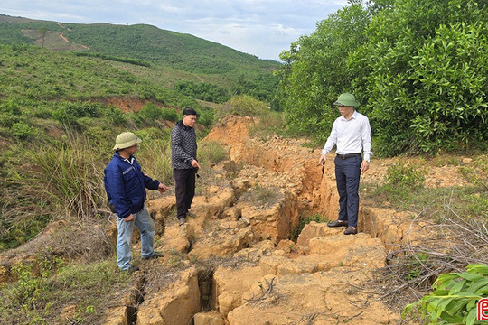 Khảo sát tìm phương án xử lý điểm sụt trượt trên núi nguy cơ sạt lở xuống đường ở Kỳ Anh