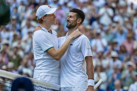 Jannik Sinner hạ gục Novak Djokovic 2-0, tiến sát ngôi vương Wimbledon 2026