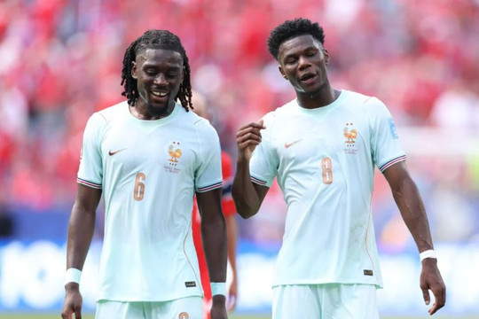 Manu Kone hay Ayyoub Bouaddi: Lựa chọn nào để tái thiết tuyến giữa Manchester United?