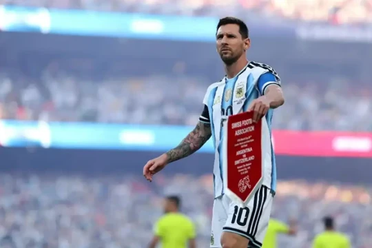 Messi dạy trọng tài về sự tôn trọng trong ngày Argentina hạ Thụy Sĩ tại World Cup 2026