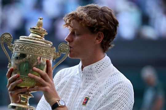 Jannik Sinner bảo vệ thành công chức vô địch Wimbledon sau màn lội ngược dòng trước Alexander Zverev