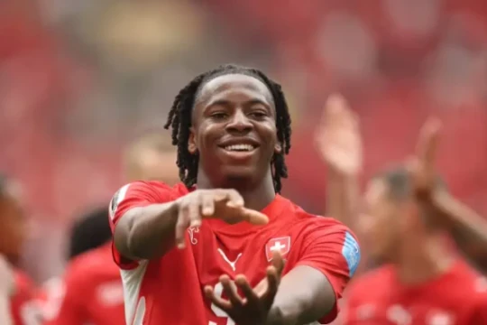 Aston Villa nẫng tay trên Newcastle trong thương vụ 50 triệu bảng Johan Manzambi