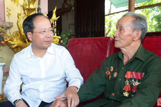 Bí thư Tỉnh ủy Nguyễn Duy Lâm thăm hỏi, tặng quà gia đình có công với cách mạng