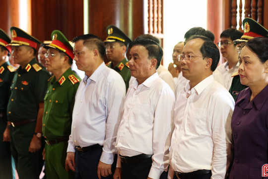 Đồng chí Trần Cẩm Tú dâng hương tưởng niệm Chủ tịch Hồ Chí Minh, tri ân các anh hùng liệt sĩ tại Ngã ba Đồng Lộc
