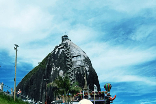 Hoa hậu Hương Giang gây ấn tượng với phong cách thời trang đời thường tại Colombia