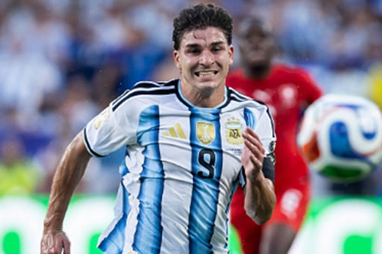 Arsenal dùng Gyokeres đổi Alvarez, Liverpool quyết giữ Curtis Jones trước Inter Milan