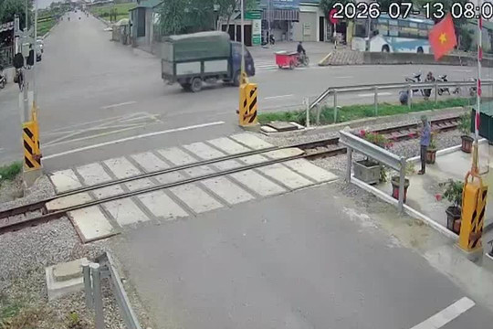 Xử phạt nữ tài xế cố tình điều khiển ô tô vượt đường sắt khi tàu đang đến