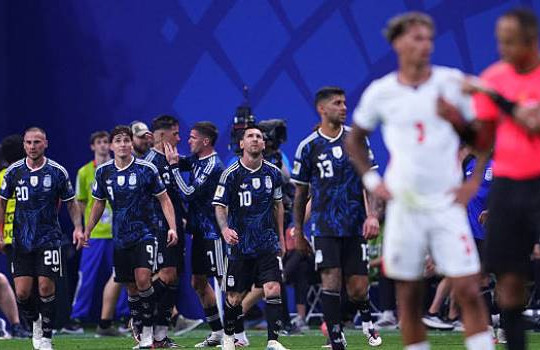 Argentina ngược dòng hạ Anh 2-1: Bản lĩnh nhà vua và khoảnh khắc thiên tài của Lionel Messi