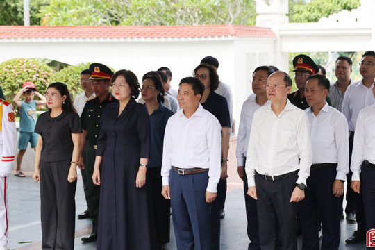 Lãnh đạo Quốc hội tri ân các anh hùng liệt sĩ tại Ngã ba Đồng Lộc