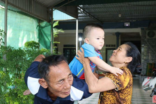 Khi ông bà... trở thành cha mẹ