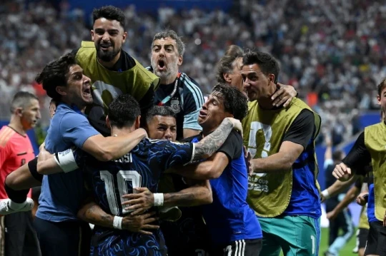 World Cup 2026: FIFA điều tra Argentina vụ băng rôn nhạy cảm, Ibrahimovic dội gáo nước lạnh vào tuyển Anh