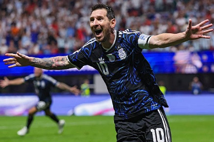 Lionel Messi và nghệ thuật điều binh: Argentina ngược dòng hạ Anh 2-1 để vào chung kết World Cup 2026