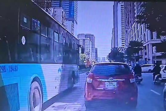 Xe máy va chạm với buýt BRT, một phụ nữ tử vong