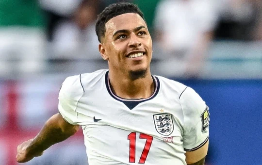 Arsenal sẵn sàng phá kỷ lục vì Morgan Rogers, MU gia cố hàng thủ bằng Neco Williams