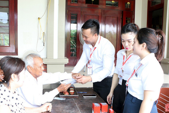 Dịch vụ công lưu động ở Thành Sen: Từ chờ dân tới chủ động đến với dân