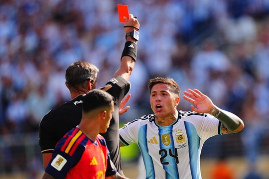 Enzo Fernandez nhận thẻ đỏ và sự sụp đổ của Argentina trong ngày Messi chia tay World Cup