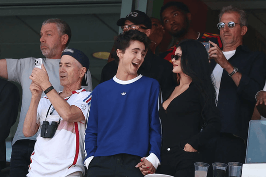 Kylie Jenner và Timothée Chalamet gây sốt tại chung kết World Cup 2026