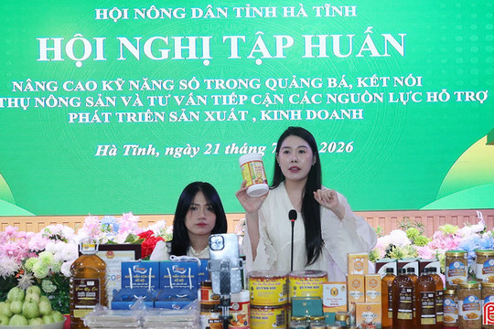 Các TikToker Tú Mai, Ngọc Hân Family chia sẻ kỹ năng quảng bá, tiêu thụ sản phẩm cho hội viên nông dân Hà Tĩnh