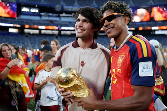 Carlos Alcaraz hội ngộ Lamine Yamal trong ngày Tây Ban Nha vô địch World Cup 2026