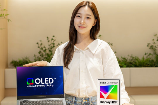 Samsung sản xuất hàng loạt tấm nền Tandem OLED 1.600 nit cho laptop cao cấp