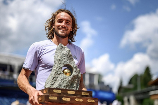 Stefanos Tsitsipas vô địch Gstaad 2026: Chấm dứt 16 tháng khát danh hiệu
