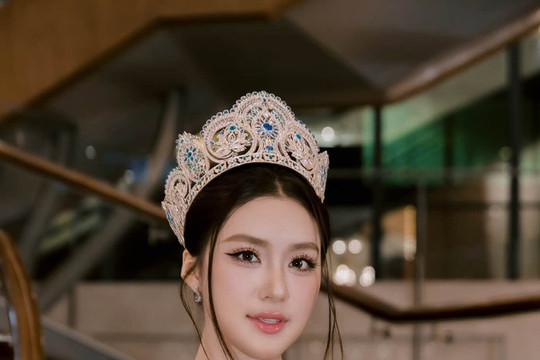 Hoa hậu Phương Oanh khoe vóc dáng quyến rũ trong thiết kế đầm đính kết tông xanh