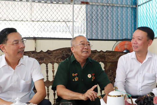 Chủ tịch UBND tỉnh Phan Thiên Định thăm hỏi, tặng quà gia đình có công với cách mạng