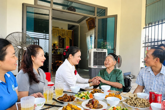 Phụ nữ Hà Tĩnh tổ chức nhiều hoạt động ý nghĩa tri ân người có công