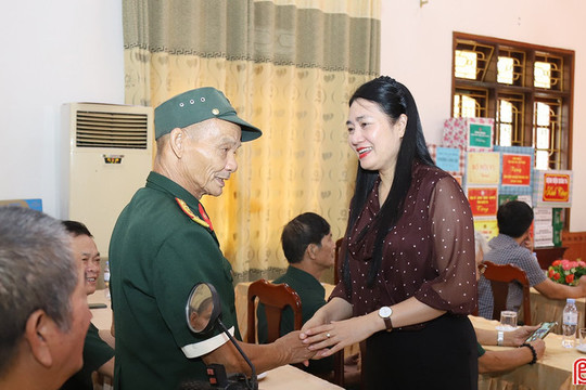 Lãnh đạo Hà Tĩnh thăm, tặng quà gia đình chính sách, người có công với cách mạng