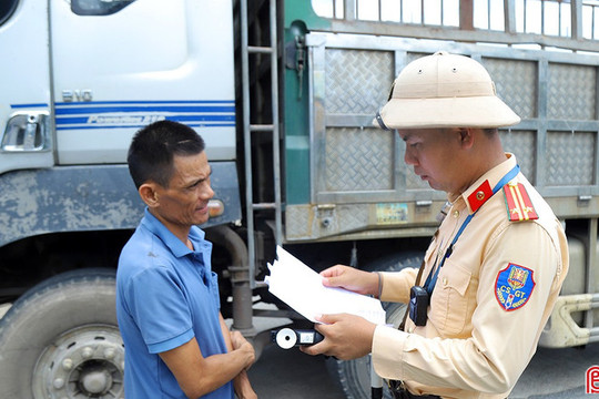 Thu hồi 52 phù hiệu xe ô tô kinh doanh vận tải