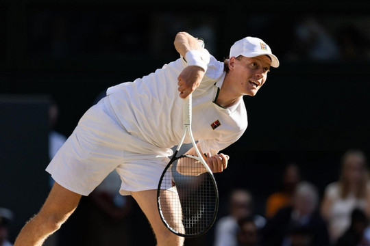 Nghịch lý Jannik Sinner: Tại sao tay vợt giao bóng hạng 35 thế giới lại thống trị ATP?