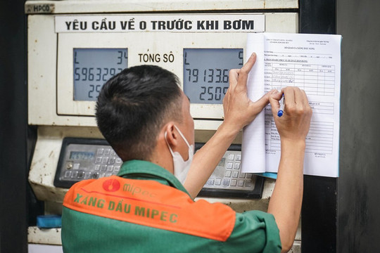 Giá xăng E10 RON 95-III tăng gần 900 đồng một lít